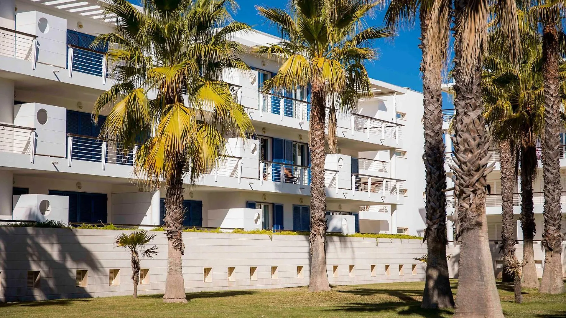 B06 - Top-Floor Marina 2 Bed Apartment Lagos Portugal
