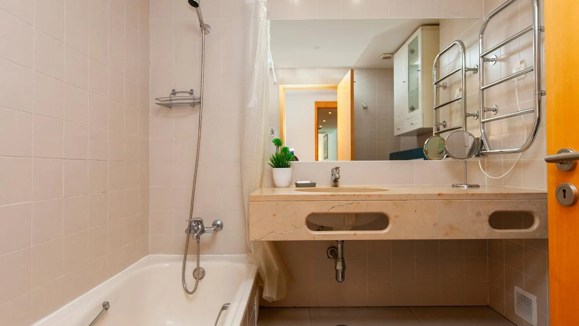 B06 - Top-Floor Marina 2 Bed Apartment Lagos