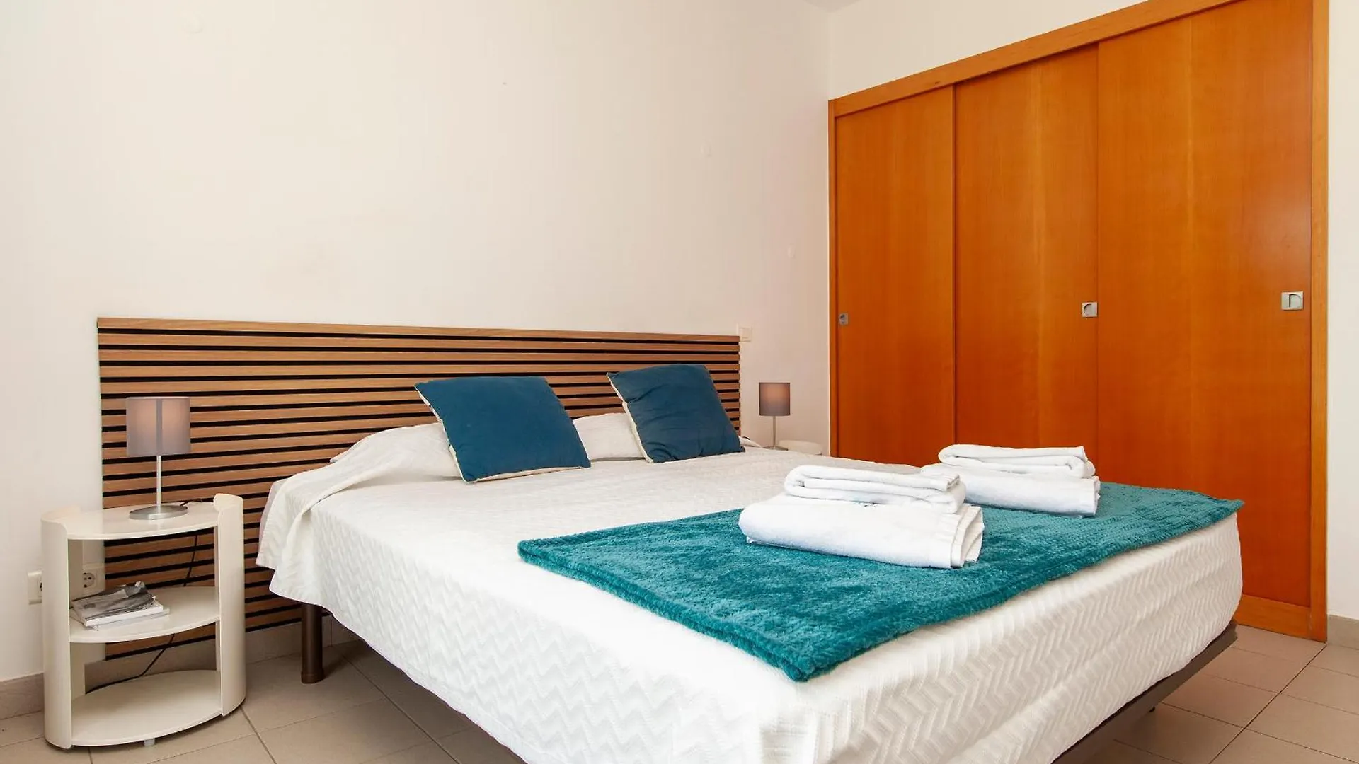 B06 - Top-Floor Marina 2 Bed Apartment Lagos Portugal