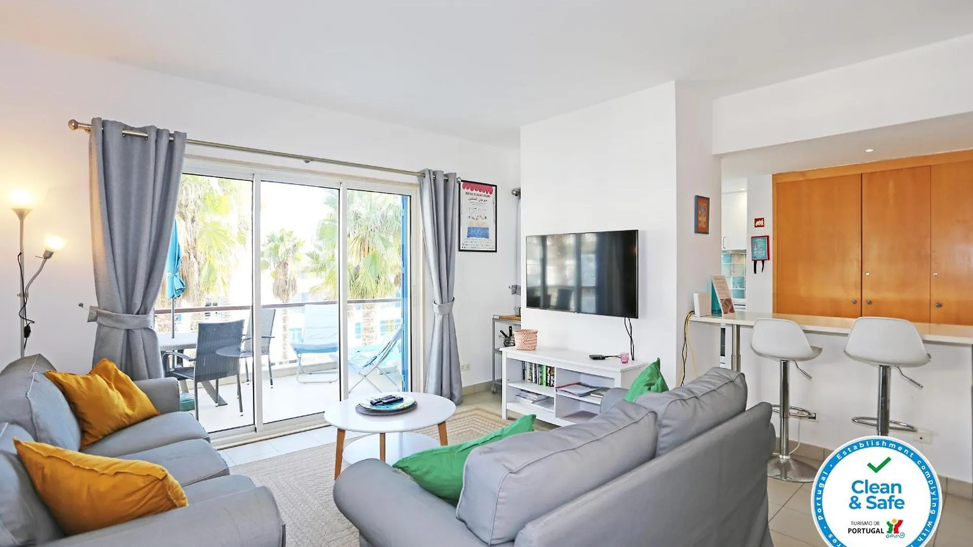 B06 - Top-Floor Marina 2 Bed Apartment Lagos