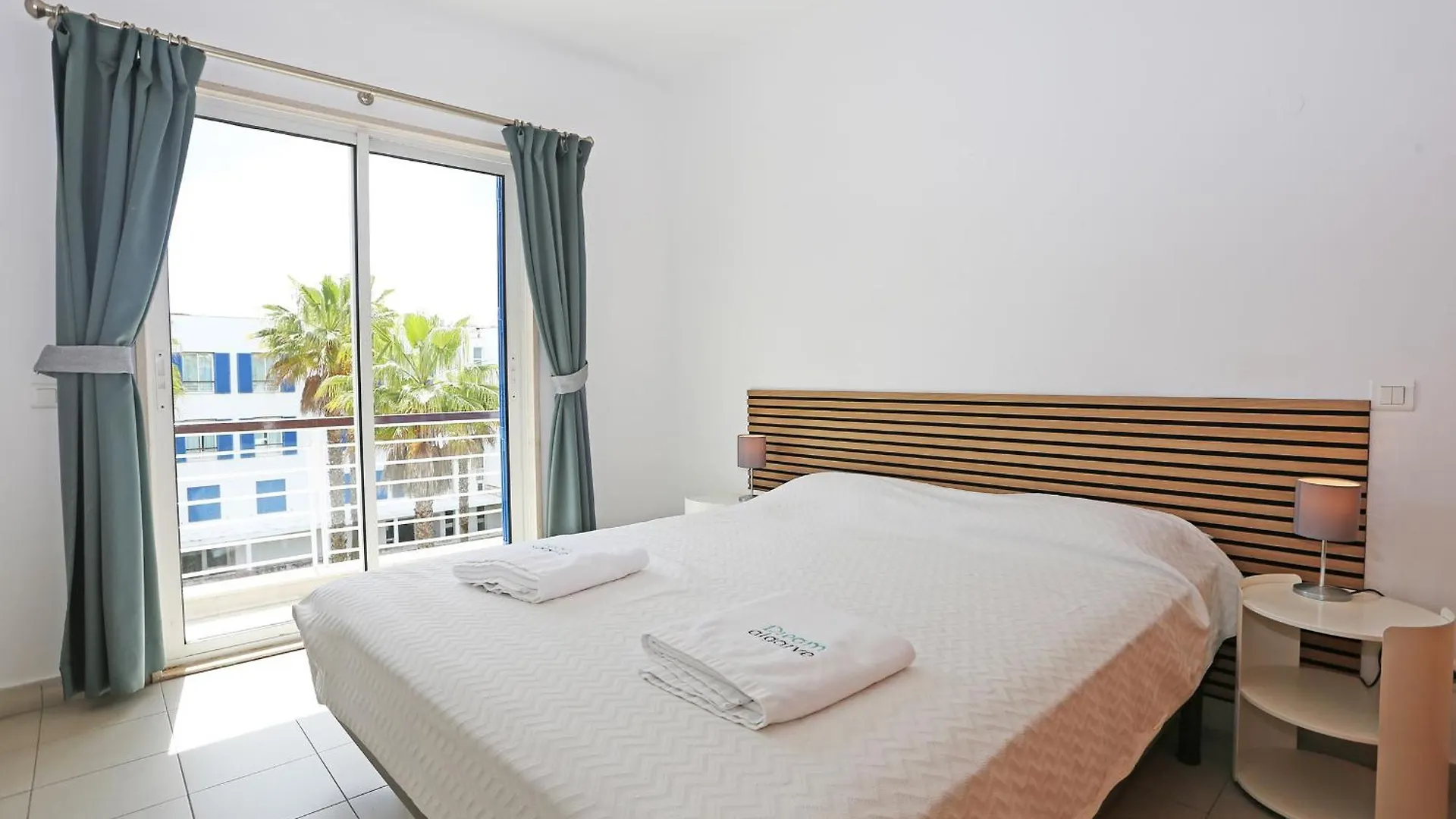 B06 - Top-Floor Marina 2 Bed Apartment Lagos Portugal