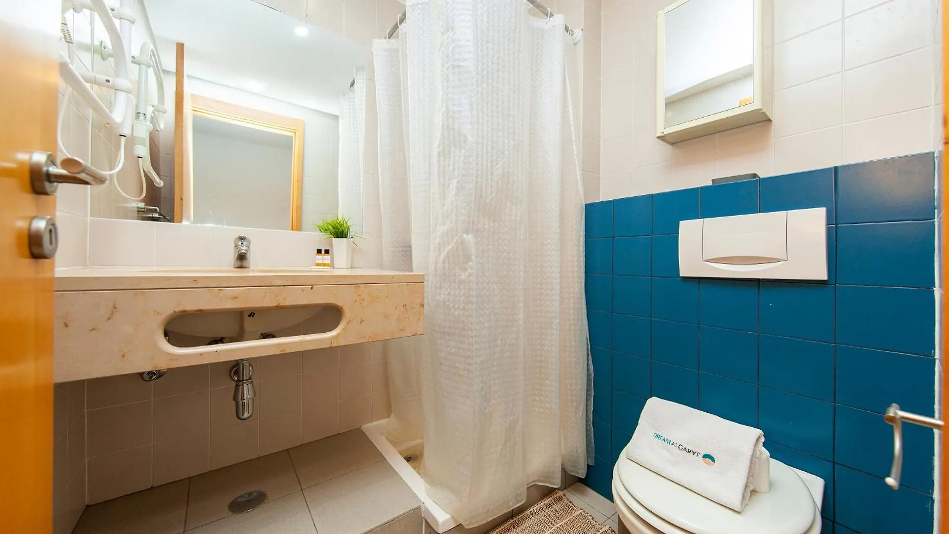B06 - Top-Floor Marina 2 Bed Apartment Lagos 0*,