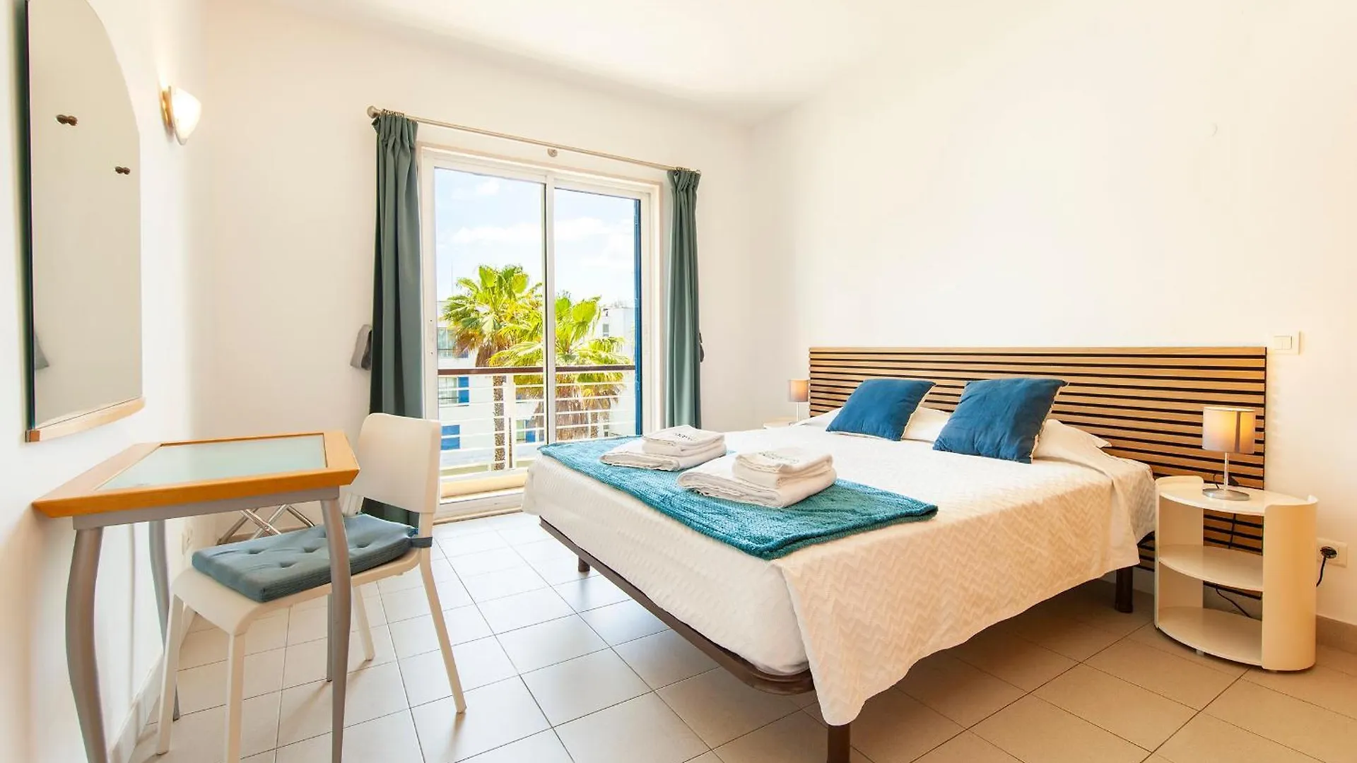 B06 - Top-Floor Marina 2 Bed Apartment Lagos